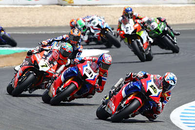 Alvaro Bautista vor Leon Haslam und Chaz Davies