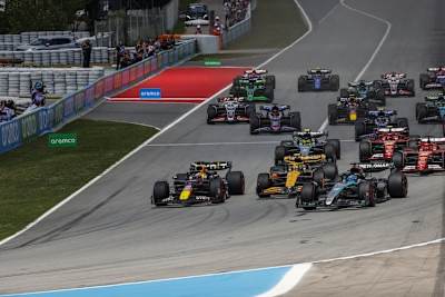 Kurz nach dem Start: Verstappen gegen Norris, Russell sagt Dankeschön