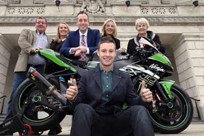 Jonathan Rea vor dem irischen Parlament