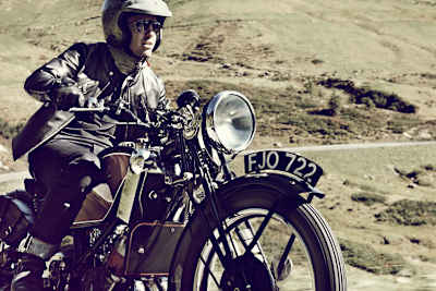 Sebastian Vettel – unterwegs auf einem 70 Jahre alten Motorrad