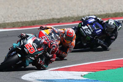 Fabio Quartararo dicht gefolgt von Marc Márquez und Maverick Viñales