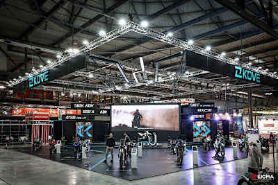 Stand von Kove Moto an der Motorradmesse Mailand: Ein Strauss von hübschen Motorrädern, keine Roller