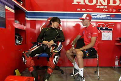 Xavi Vierge informiert sich bei HRC-Tester Tetsuta Nagashima