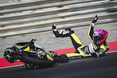 David Almansa erlebt beim Auftakt die schmerzhafte Seite des Sports. Der Spanier ging zweimal zu Boden und verletzte sich im Training an der linken Hand