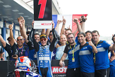 Jules Cluzel feiert mit seinem Team den Sieg