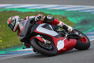 Niki Tuuli auf der MV Agusta F3 800