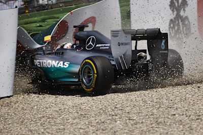 Lewis Hamilton: Mit Knieprellungen davongekommen