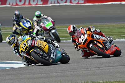 Tom Lüthi und der Übeltäter: Tom Lüthi geht wieder an Mattia Pasini vorbei