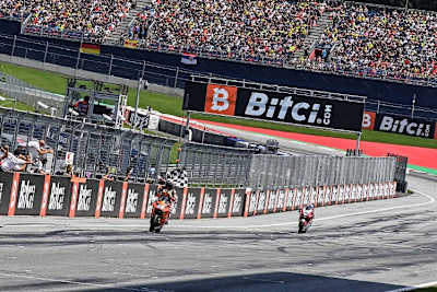 Die Zieldurchfahrt: Raul Fernandez vor Ai Ogura