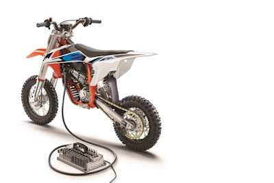 KTM SX-E5: NAch einer Stunde am Ledegrät wieder voll da