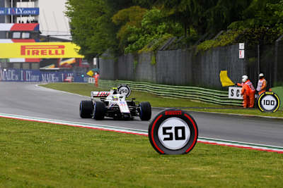 Mick Schumacher in einem Auto ohne Frontflügel