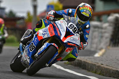 Danny Webb führt das IRRC-Superbike-Gesamtklassement an