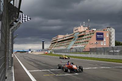 Zieldurchfahrt: Lucas Auer sicherte sich im dritten Rennen auf dem Nürburgring den Sieg