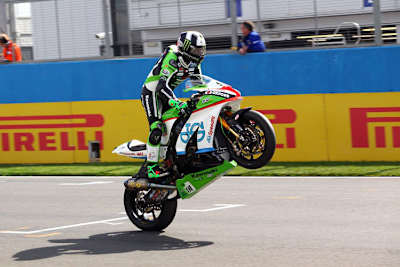 Leon Haslam gewann beide BSB-Läufe in Donington Park