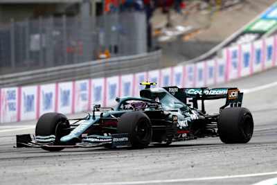 Sebastian Vettel mit den unmarkierten Experimentalreifen von Pirelli