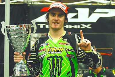 Paul Coates mit seiner Trophäe