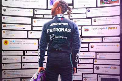 Lewis Hamilton mit Botschaften von Freunden und Fans