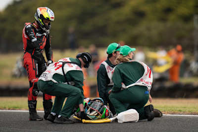 Adrian Huertas wurde auf der Strecke erstversorgt, links daneben Yari Montella