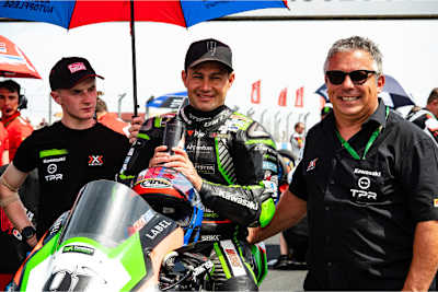 Teamchef Lucio Pedercini rechts neben Leon Haslam