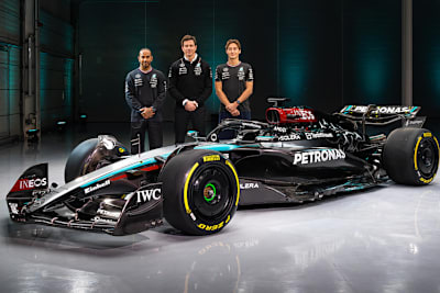Lewis Hamilton, Toto Wolff und George Russell mit dem neuen Mercedes W15