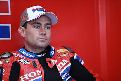 Leon Haslam wurde bei seinem Sturz heftig gebeutelt