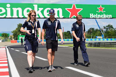 Sergio Pérez (Mitte) bei der Pistenbesichtigung auf dem Hungaroring