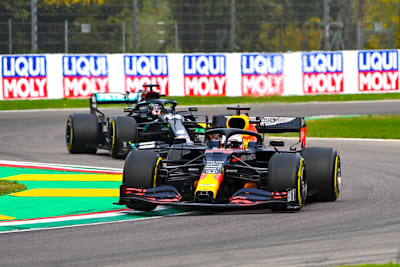 Max Verstappen in Imola 2020 vor Lewis Hamilton