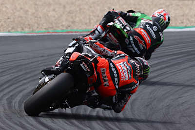 Ein Sinnbild: Scott Redding liegt hinter Johnny Rea