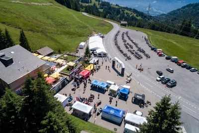 Traumhafte Location für soziales Engagement: Motorradfahrer-Blutspenden auf den Glaubenbergpass in der Zentralschweiz 
