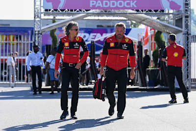 Ferrari-Sportchef Laurent Mekies (links) mit Ferrari-Teammitglied Gino Rosato