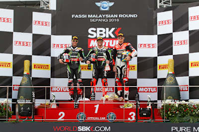 Die Top-3 des ersten Rennens: Jonathan Rea, Tom Sykes und Chaz Davies (v.l.)