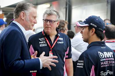 Otmar Szafnauer (Mitte) mit Formel-1-Geschäftsleiter Sean Bratches (links) und Sergio Pérez
