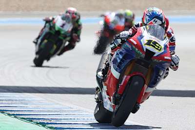 Alvaro Bautista vor Johnny Rea