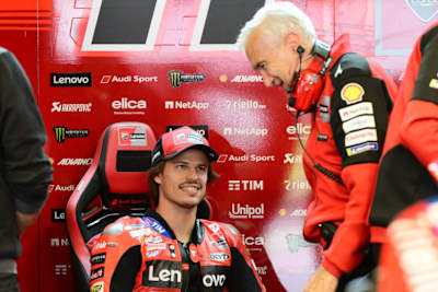 Nicolo Bulega (li.) mit Teammanager Davide Tardozzi