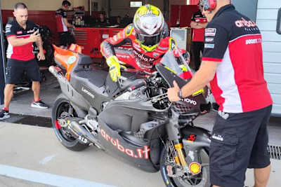 Alvaro Bautista schwang sich am Dienstagvormittag auf die Desmosedici GP mit markanter «Ground effect»-Seitenverkleidung 