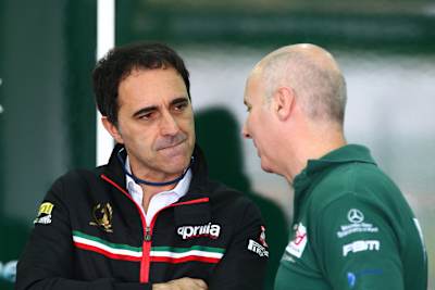 Aprilia-Rennchef Romano Albesiano (li.)