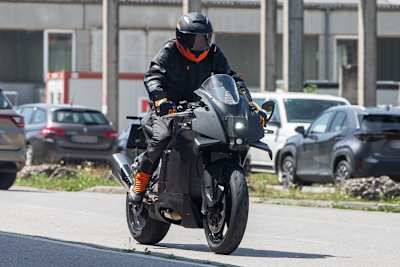 Ganz in Schwarz: Prototyp der KTM RC990 mit den derzeit unverzichtbaren Winglets an der verkleidungsfront 
