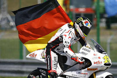 Sandro Cortese feiert den Sieg beim GP Brünn