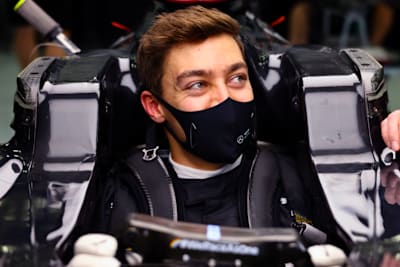 George Russell bei der Sitzprobe im Mercedes