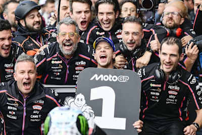 Silverstone-Sieger Marco Bezzecchi mit seiner Aprilia-Crew