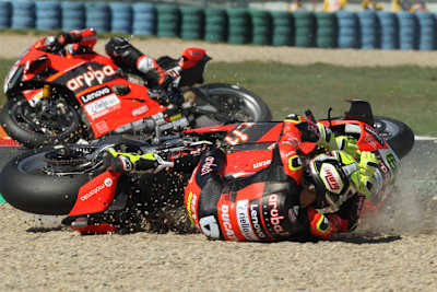 Alvaro Bautista wurde in Magny-Cours von Johnny Rea ins Kiesbett gerammt