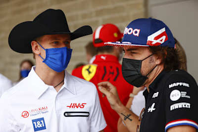 Mick Schumacher und Fernando Alonso