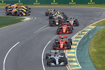 Nach dem Start zum Australien-GP lag Kimi Räikkönen hinter Hamilton auf Rang 2