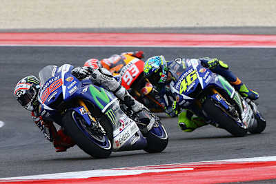 Jorge Lorenzo vor Valentino Rossi und Marc Márquez