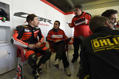 Nicky Hayden im Gespräch mit seiner Crew