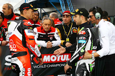 Chaz Davies (li.) schlug die Hand von Jonathan Rea aus