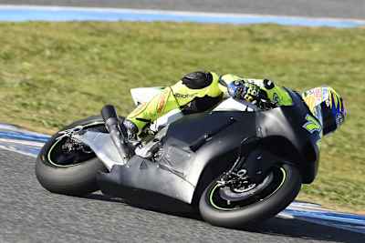 Dominique Aegerter mit der Akira-Kawasaki in Jerez