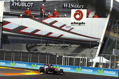 Schweizer unter sich: Buemi vor dem Hangar der Alinghi