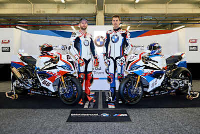 Der Auftritt von BMW Motorrad ist in den Farben von M Sport gehalten