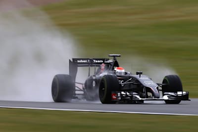 Adrian Sutil rast dem Kiesbett entgegen